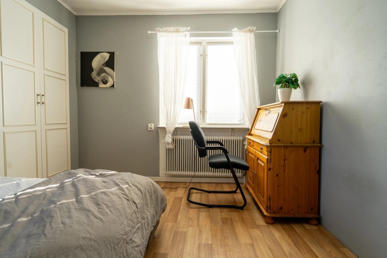 Bedroom with Desk